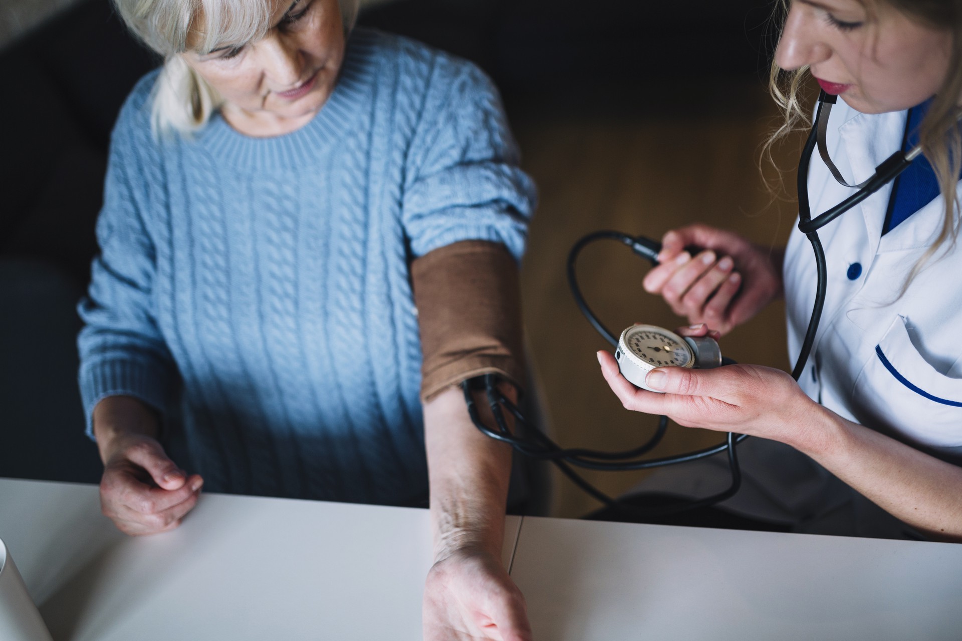 Persona mayor activa y saludable disfrutando de un paseo al aire libre